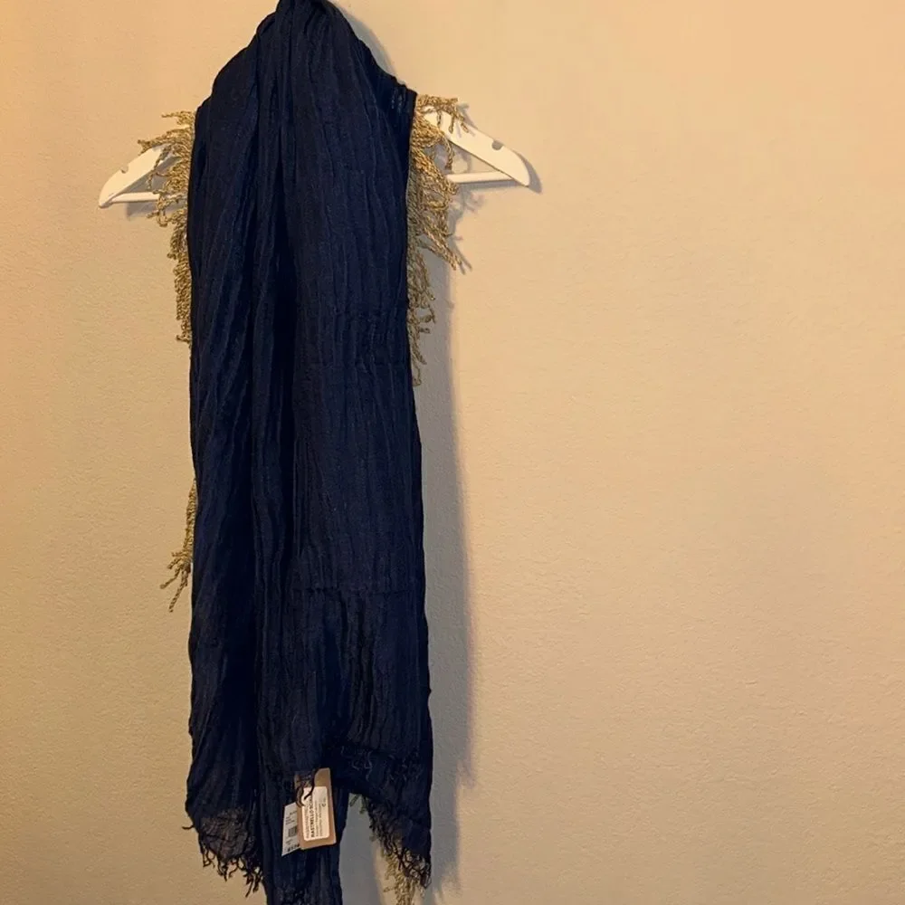 Gay or Bongard Bloomingdale’s Scarf with Fringes NWT ivory blue